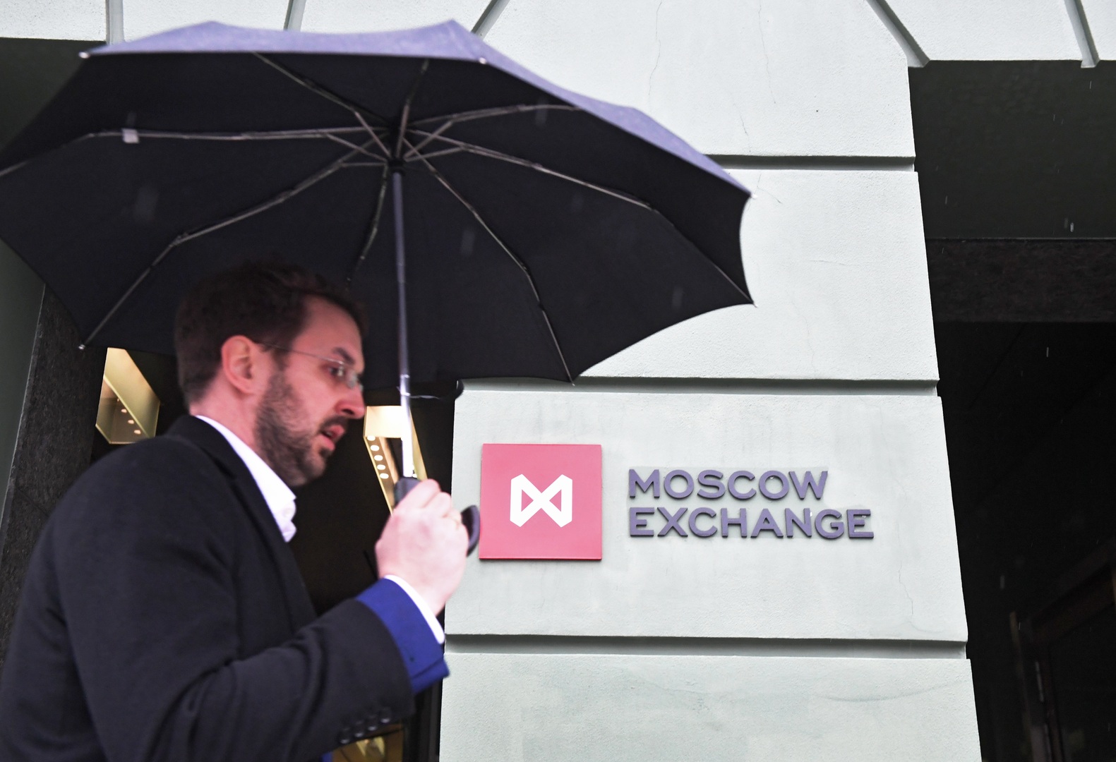 بورصة موسكو تتلون بالأحمر