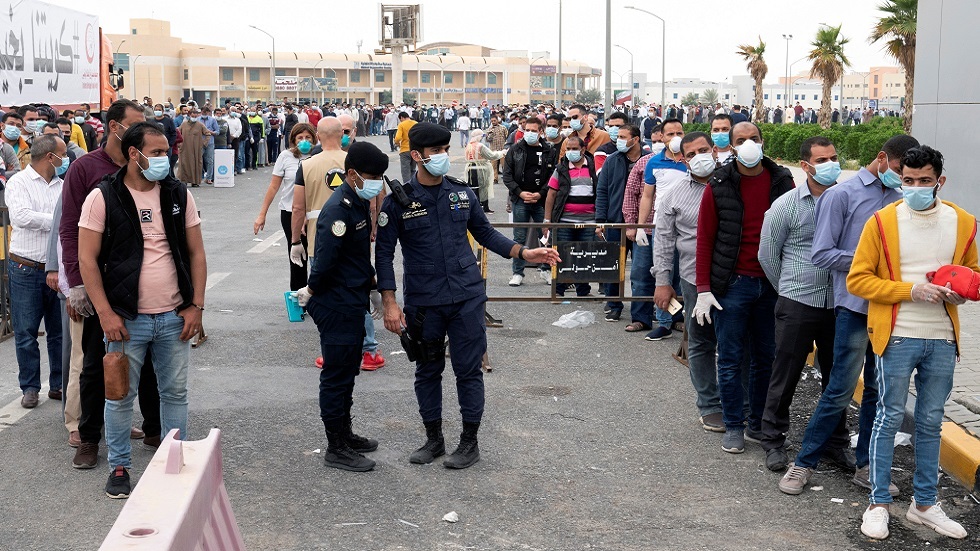 الكويت تنفي ممارسة القاهرة ضغوطا لإدخال عمال مصريين إليها