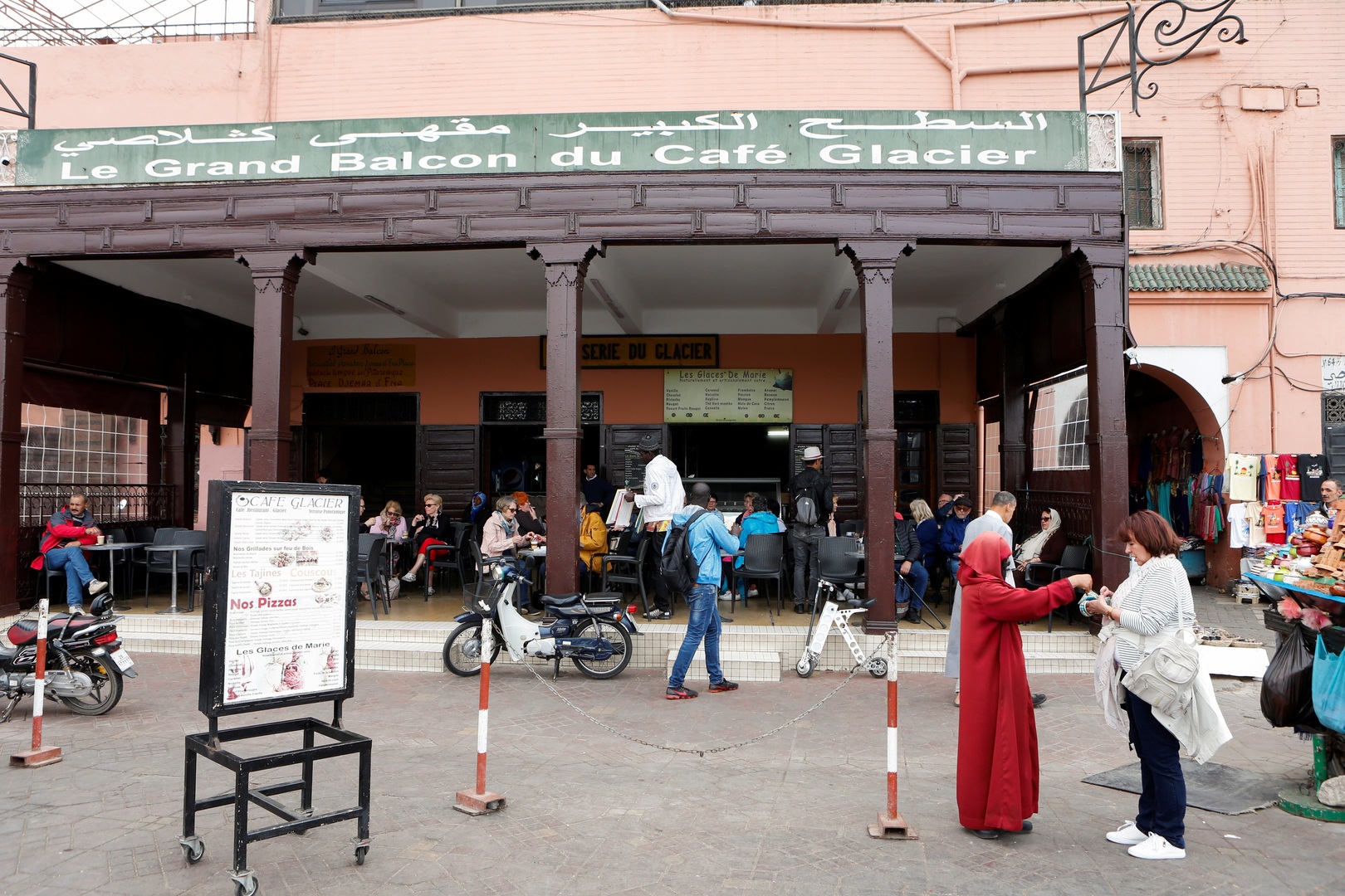 المغرب يغلق المطاعم ودور السينما والمسارح بسبب كورونا
