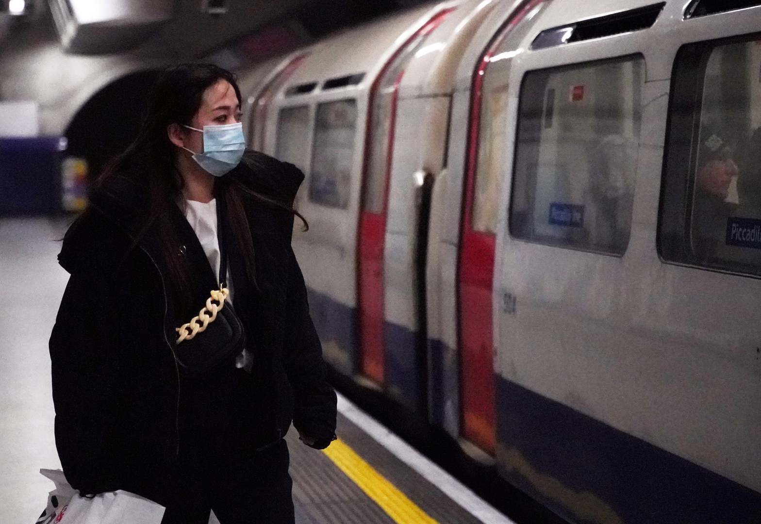 لندن تغلق 40 محطة مترو وتقلص حركة الحافلات