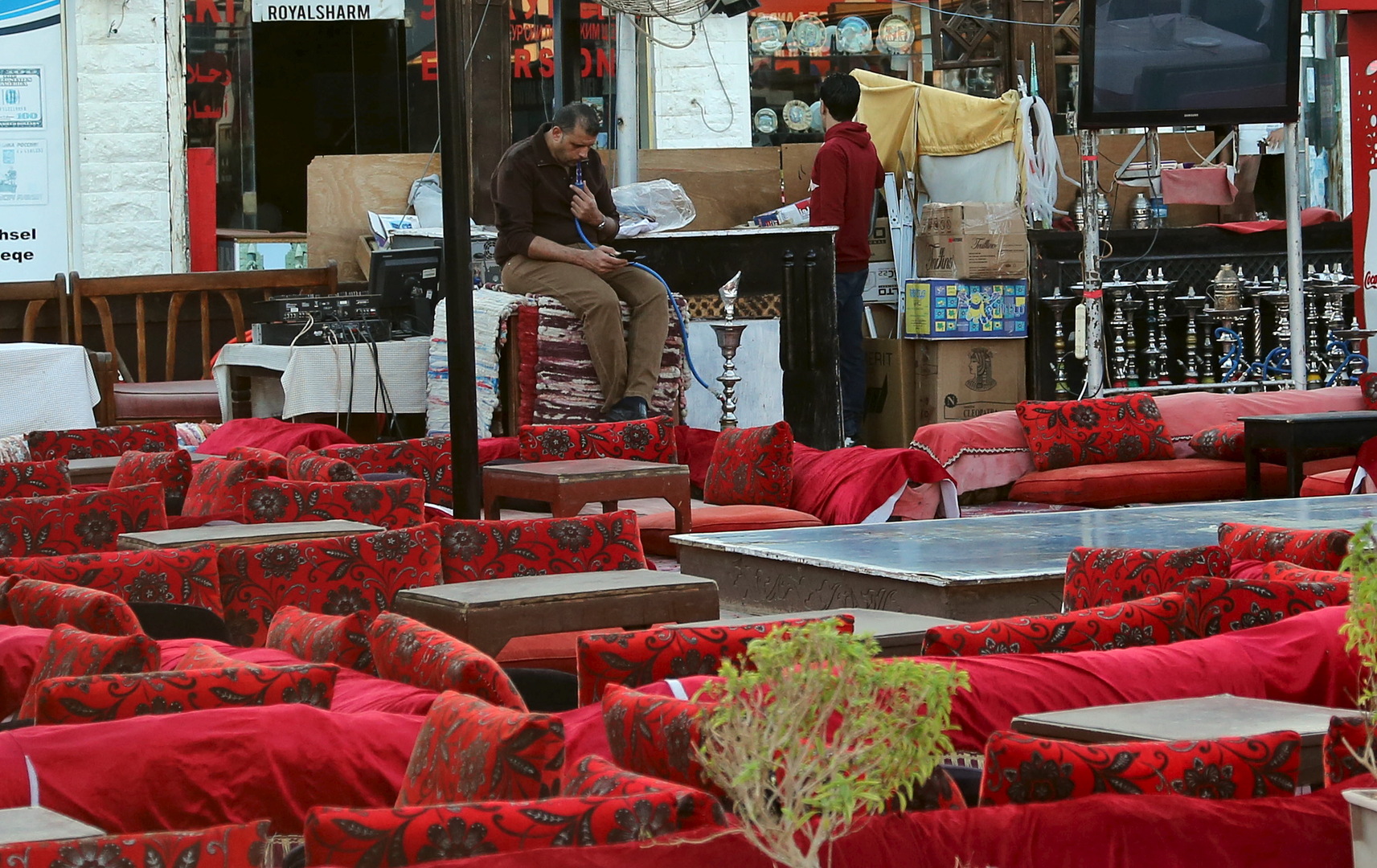 مصر تغلق المقاهي والنوادي الليلية والمراكز التجارية والمطاعم ليلا حتى 31 مارس