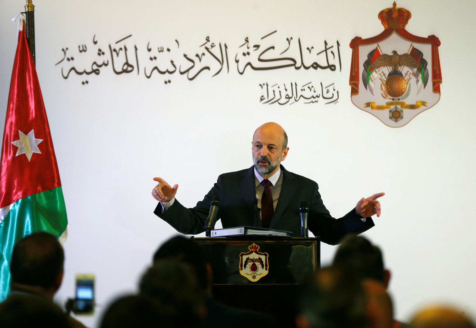 رئيس الوزراء الأردني: قد نضطر لفرض حظر التجول لمواجهة كورونا
