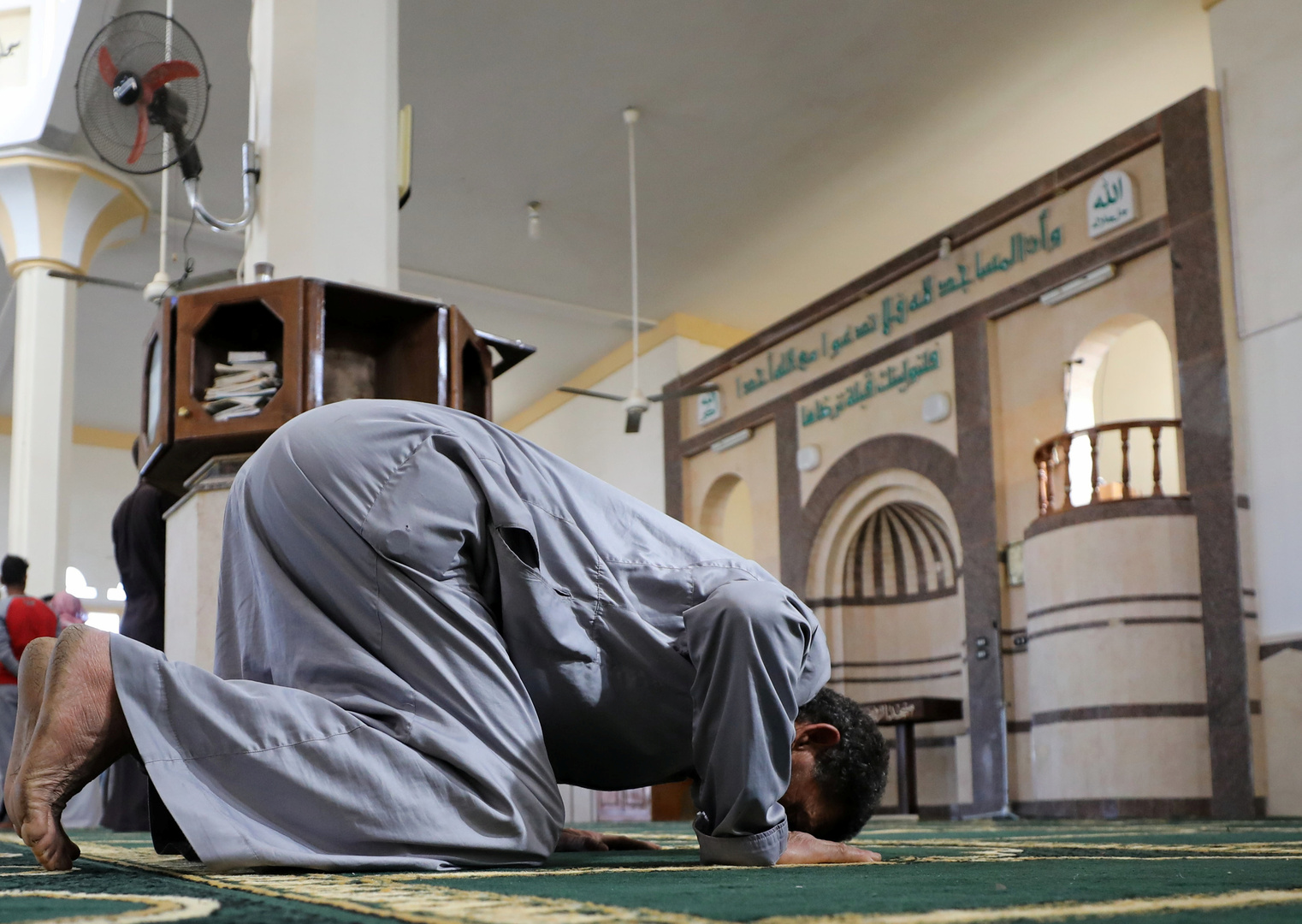 مصر.. غلق 4 مساجد في الصعيد بعد اكتشاف إصابة كورونا