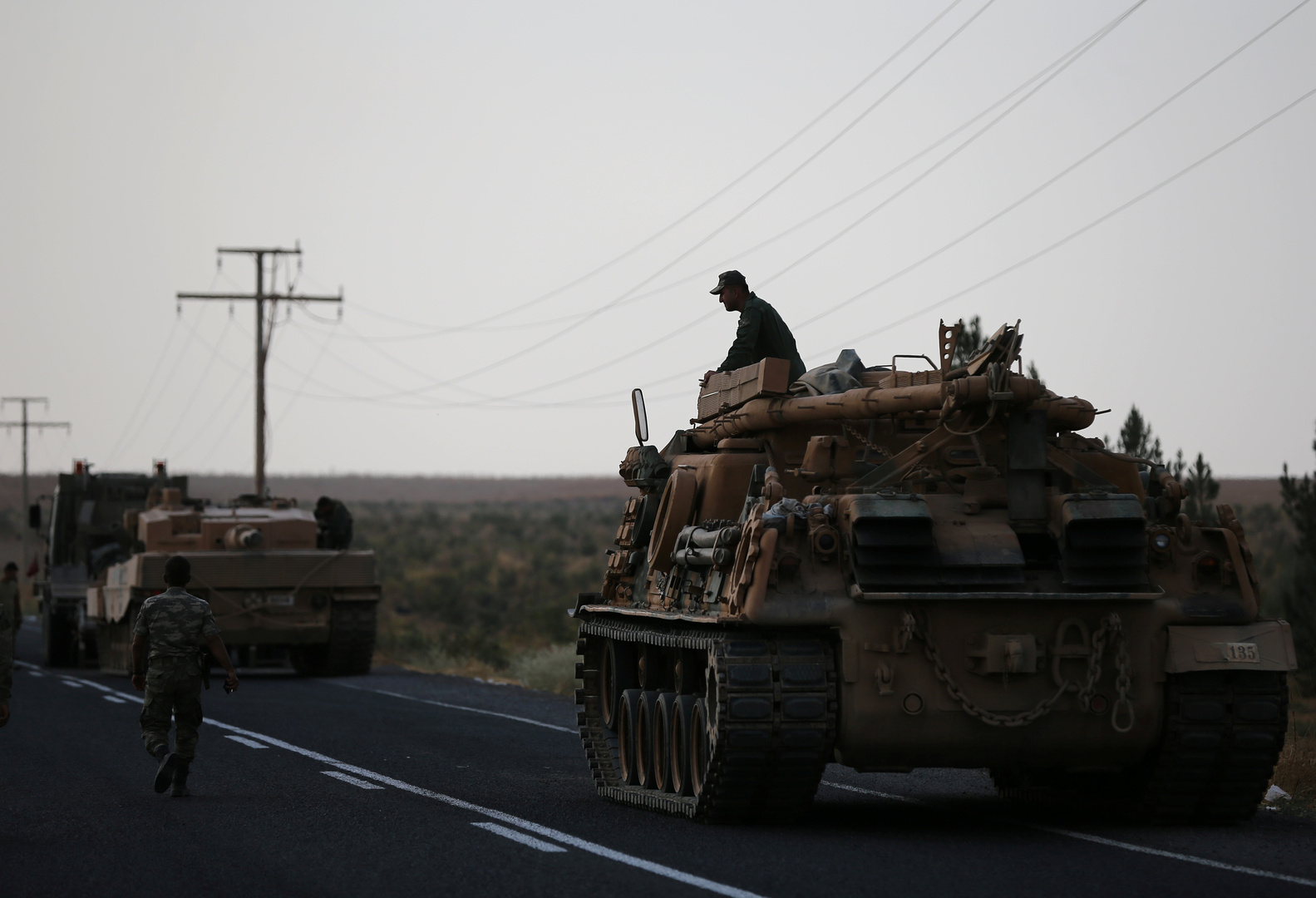 الجيش التركي يواصل تعزيز مواقعه شمالي سوريا بعد مقتل جنديين بهجوم شنته مجموعات متطرفة