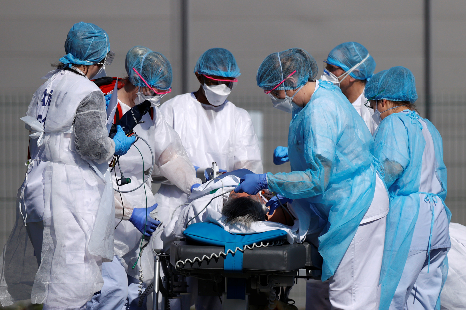 وسائل إعلام: 5 أطباء بين ضحايا كورونا في فرنسا