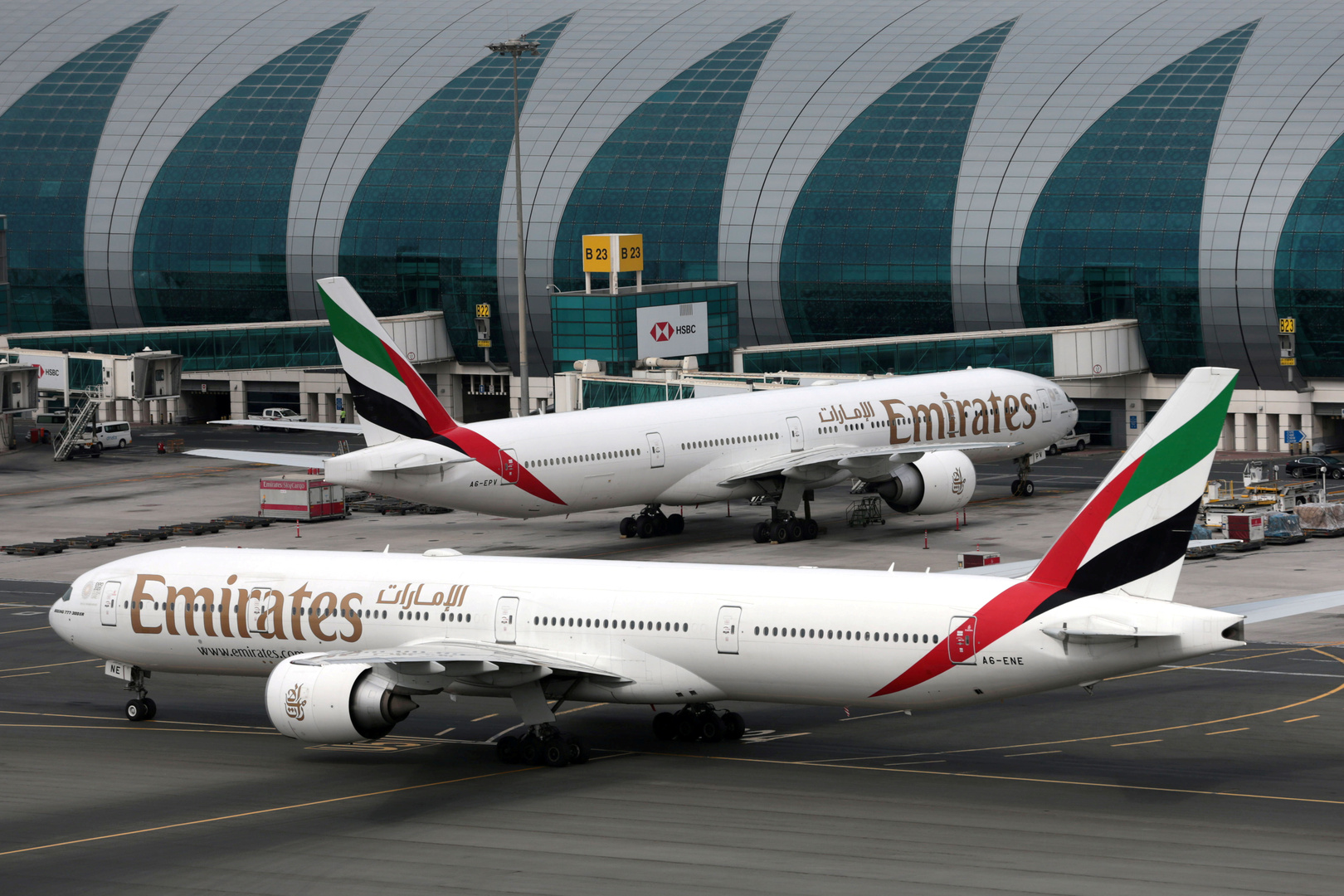 المطارات الإماراتية تعلق جميع رحلات الركاب اعتبارا من الخميس المقبل