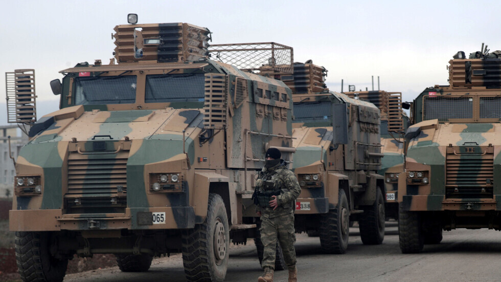 الدفاع الروسية: تفجير مدرعتين عسكريتين للقوات التركية على يد إرهابيين في منطقة إدلب السورية