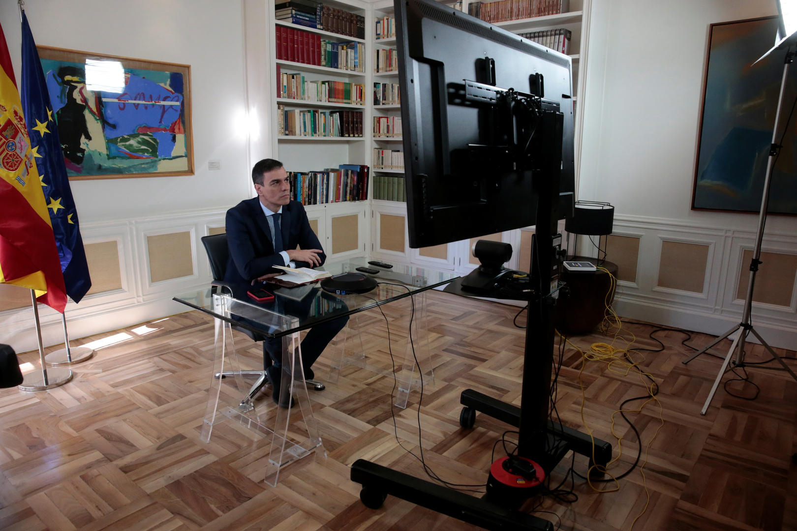 كورونا.. رئيس الوزراء الإسباني يعلّق عمل القطاعات الثانوية