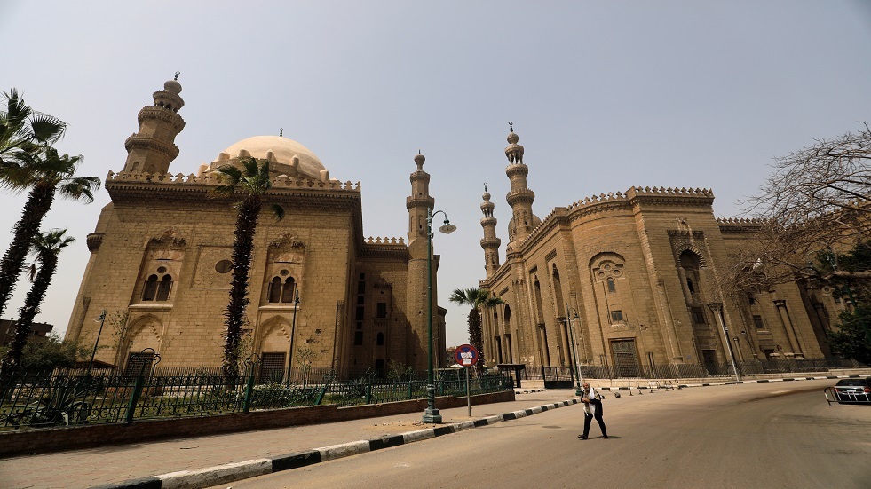 الأوقاف المصرية تنهي خدمة إمام مسجد لإصراره على إقامة الصلاة