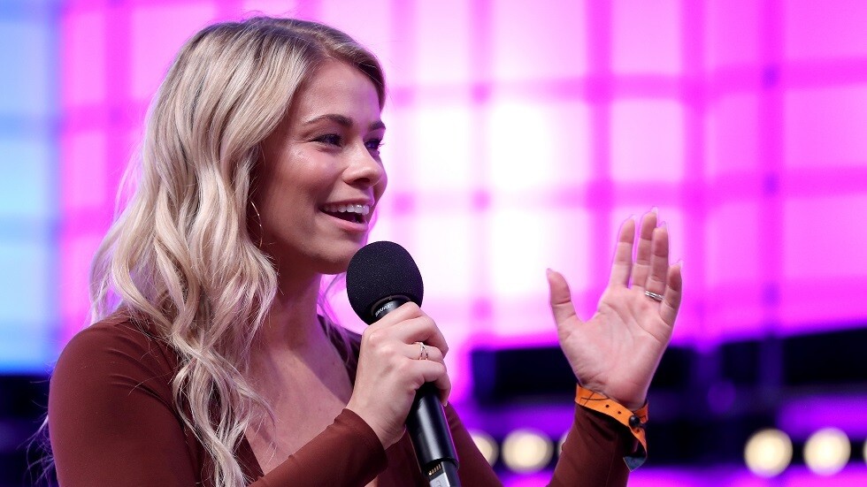 لاعبة أمريكية تثير حفيظة متابعيها بصور خادشة للحياء (فيديو + صور)