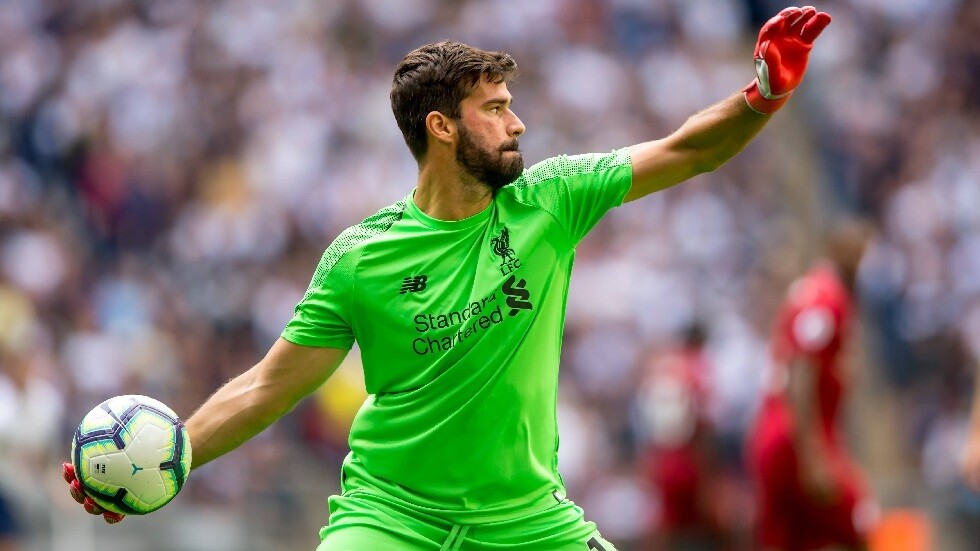 حارس مرمى ليفربول أليسون بيكر يقلد رونالدو (فيديو)