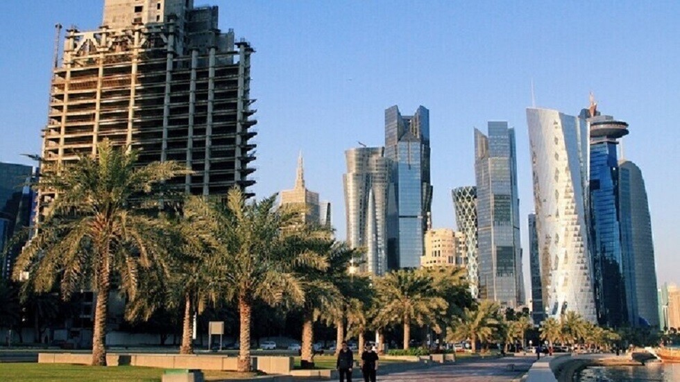 قطر تمدد تعليق الرحلات القادمة وتغلق المنطقة الاقتصادية في الدوحة