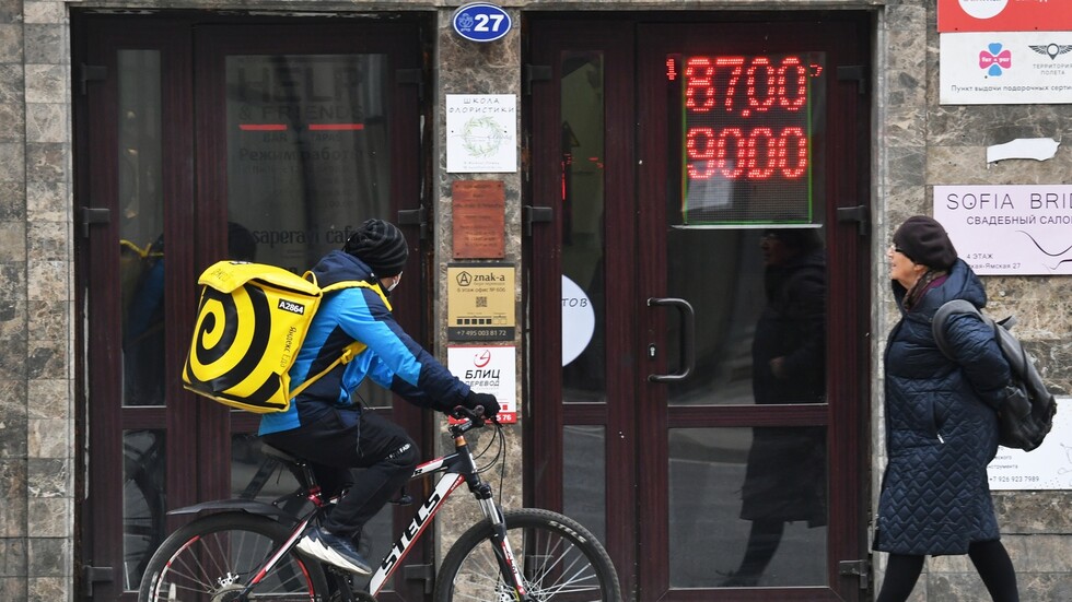 الروبل الروسي يعوض بعض خسائره