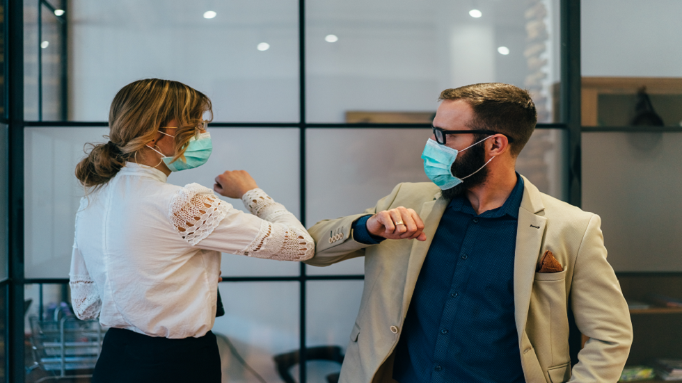 طبيب أمريكي بارز يزعم أن فيروس كورونا 