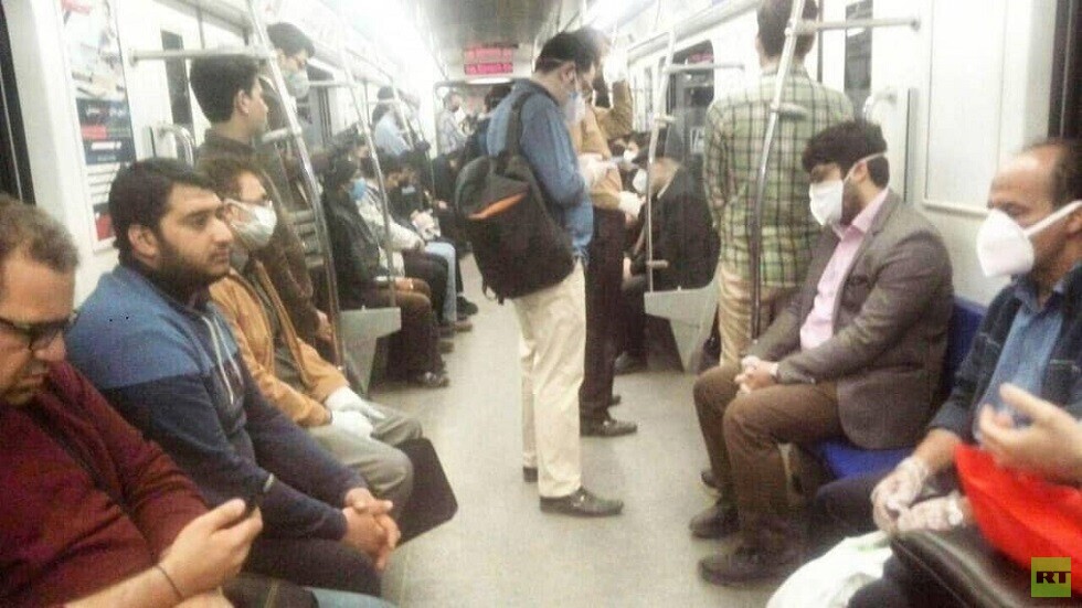 رغم التحذيرات من كورونا.. طهران تشهد ازدحاما بالسيارات والمواطنين