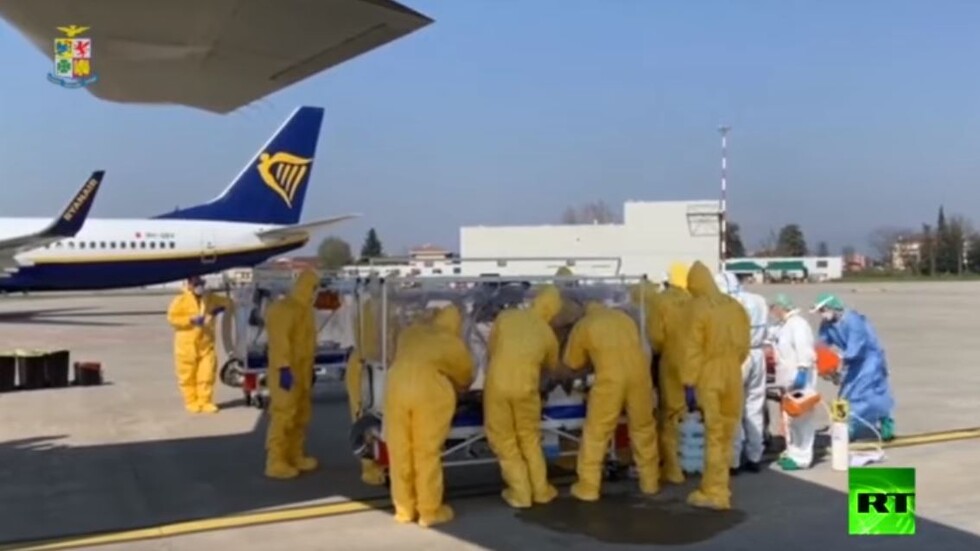 الجيش الإيطالي يستخدم أسِرة خاصة لنقل مصابي كورونا على متن طائرة عسكرية