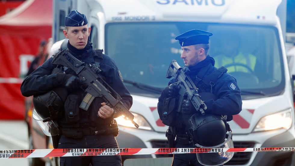 لاجئ سوداني يقتل شخصين بسكين ويصيب آخرين وسط بلدة فرنسية