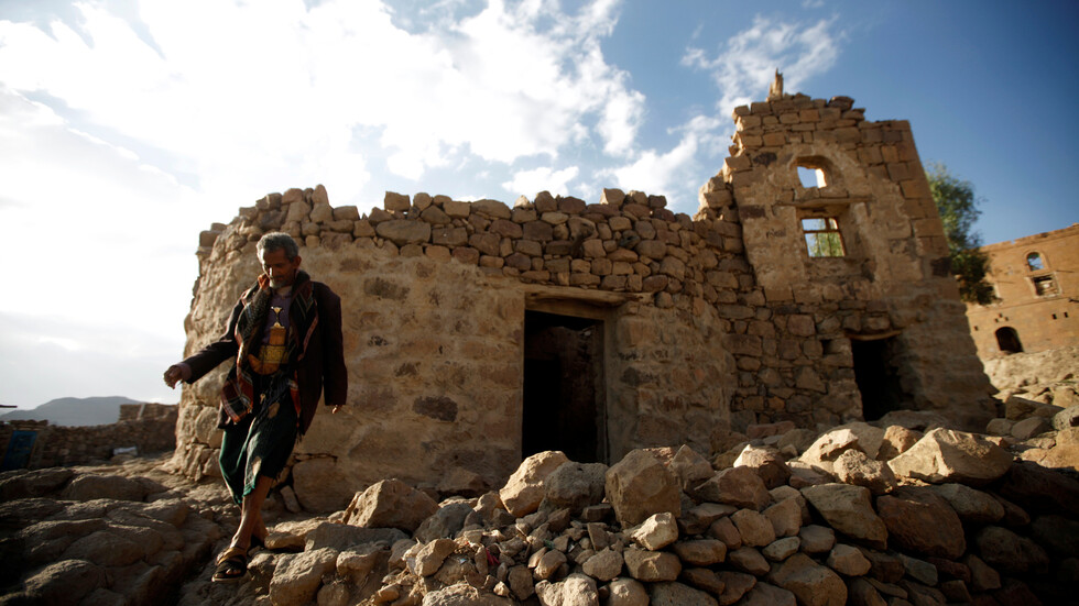 اليمن.. الحوثيون يعلنون عن غارات للتحالف قرب حدود السعودية