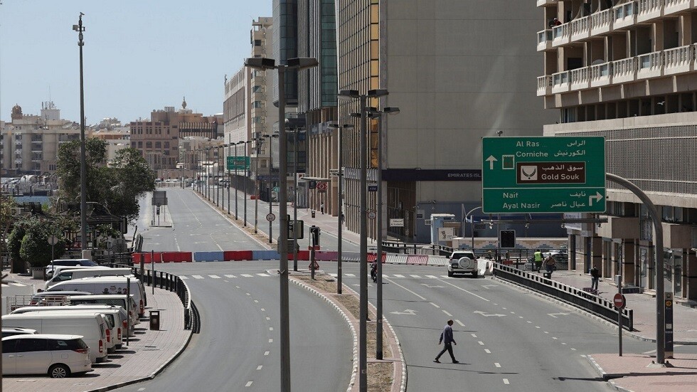 الإمارات توسع قائمة إجراءاتها الاحترازية ضد فيروس كورونا