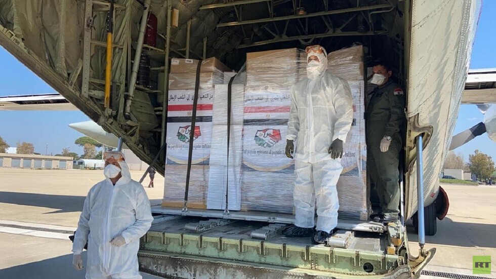 مصر تجهز طائرتين عسكريتين تحملان مستلزمات طبية لإيطاليا (صور)