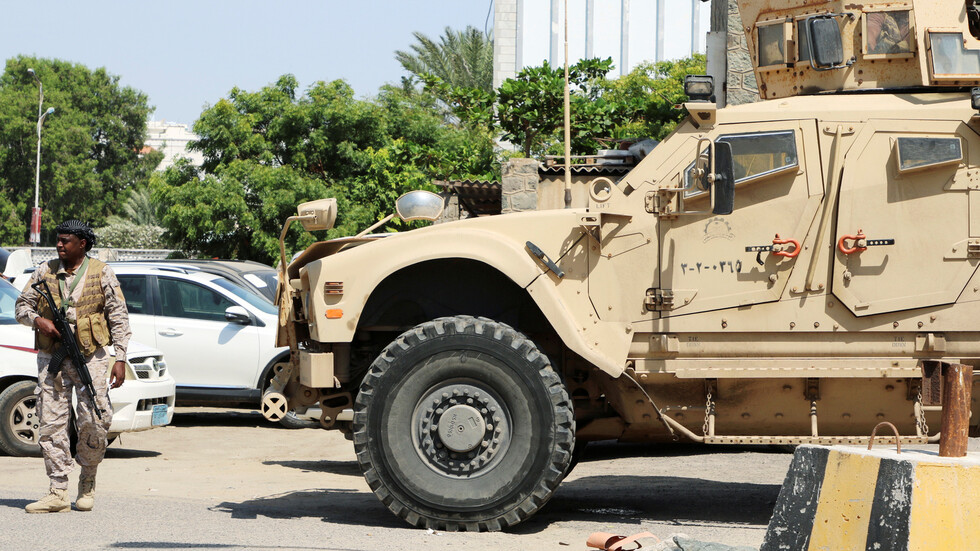 اليمن.. انفجار يستهدف موكبا للتحالف العربي في عدن