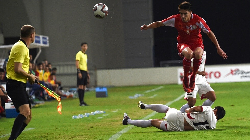 بالصور.. صافرة بلد آسيوي تنطلق لمباراة 