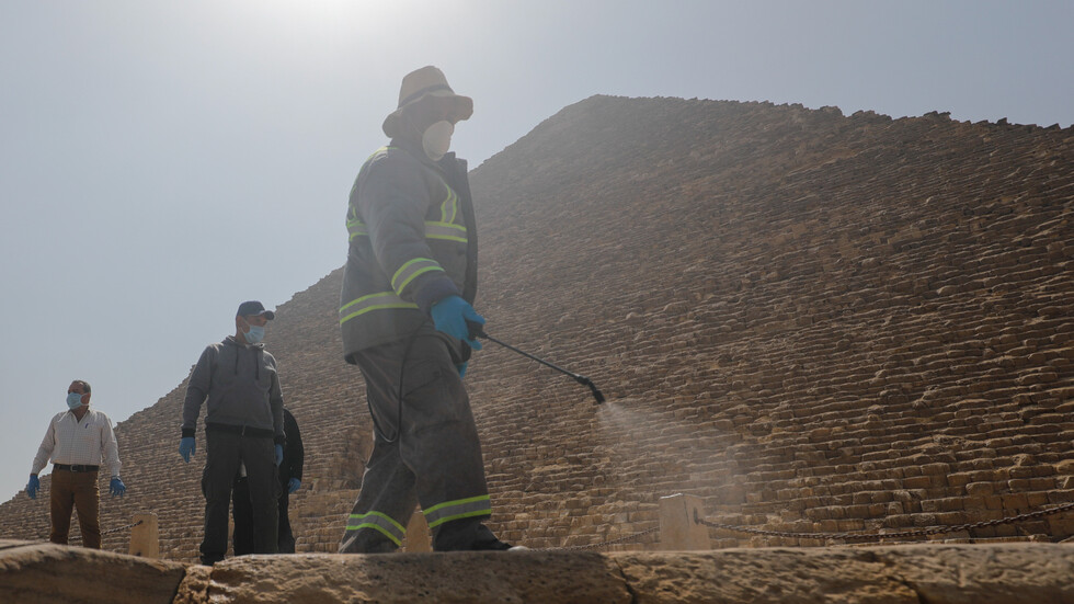 نقابة الأطباء المصرية تطالب بمعاملة الأطباء ضحايا كورونا كـ