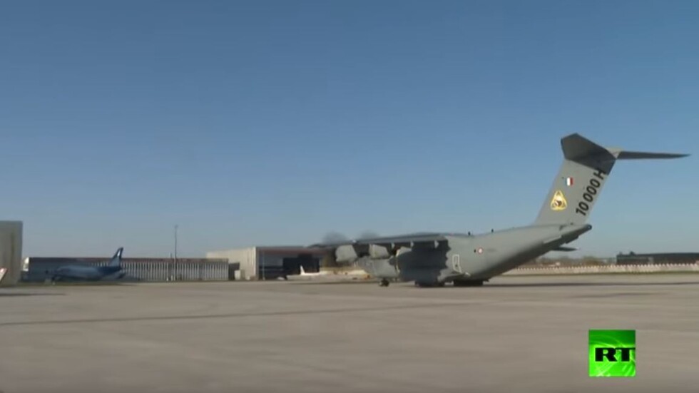 طائرة عسكرية تواصل نقل مصابي كورونا من مستشفيات باريس