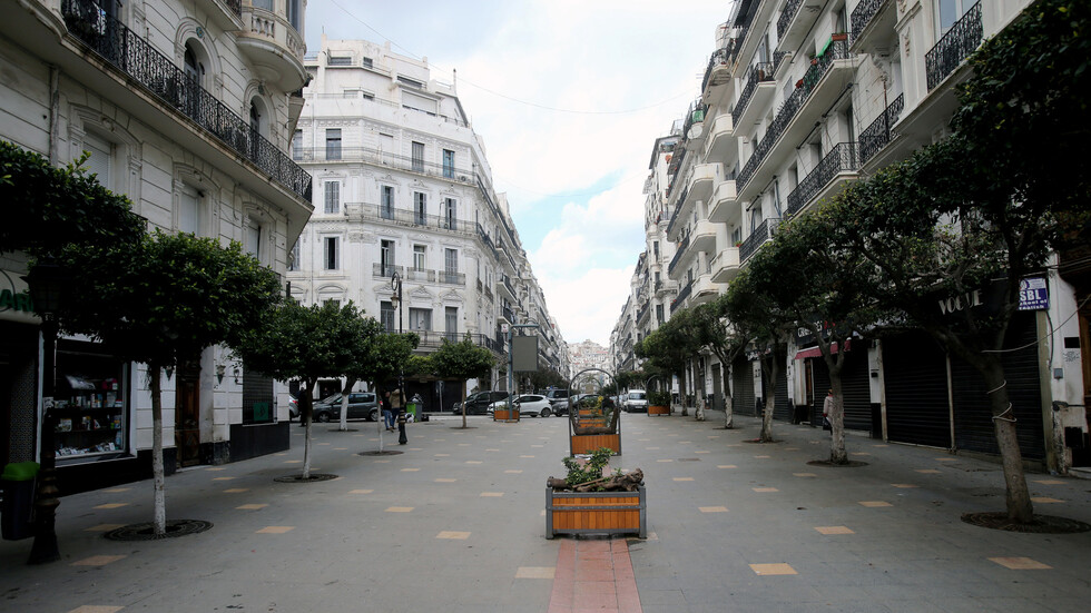 الجزائر.. تباطؤ في وتيرة ارتفاع الإصابات بكورونا وتسجيل 22 وفاة جديدة