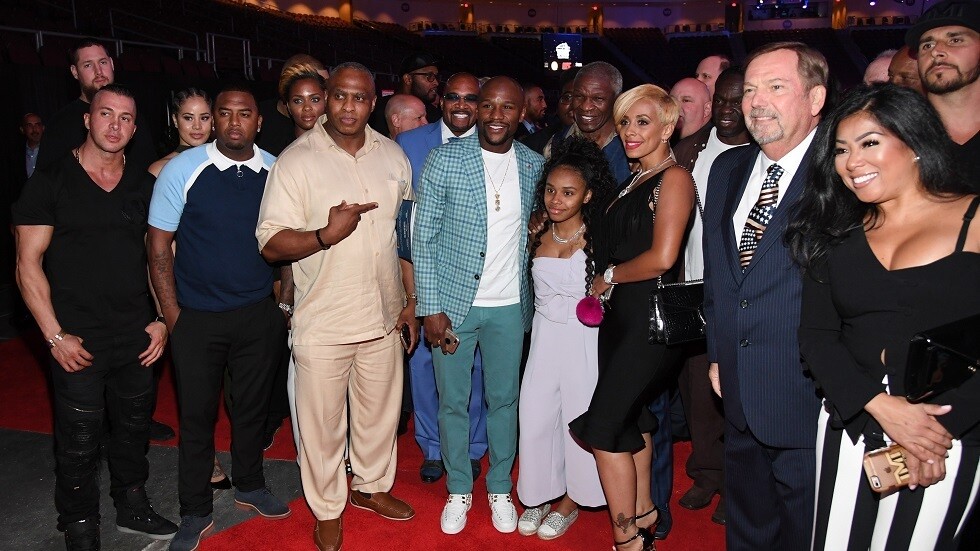 اعتقال ابنة ملاكم عالمي شهير بتهمة الهجوم المسلح على عشيقة صديقها