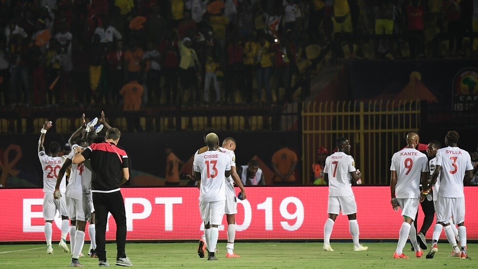 كرة القدم تتنفس مع استمرار إحدى الدوريات