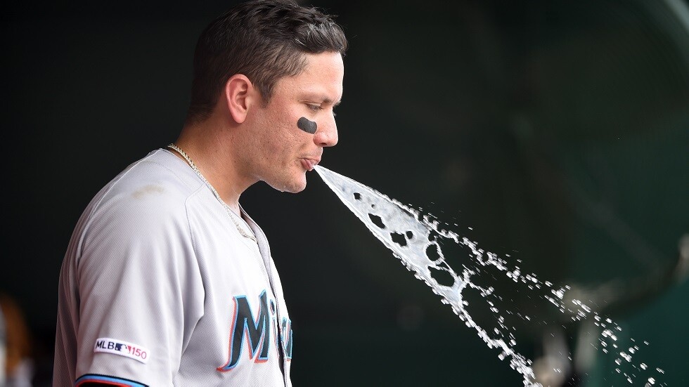 كورونا يقضي على 3 عادات في عالم الرياضة