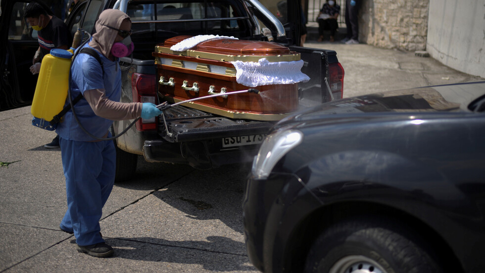 مع تزايد وفيات كورونا.. صناديق الكرتون بديلا عن التوابيت في الإكوادور