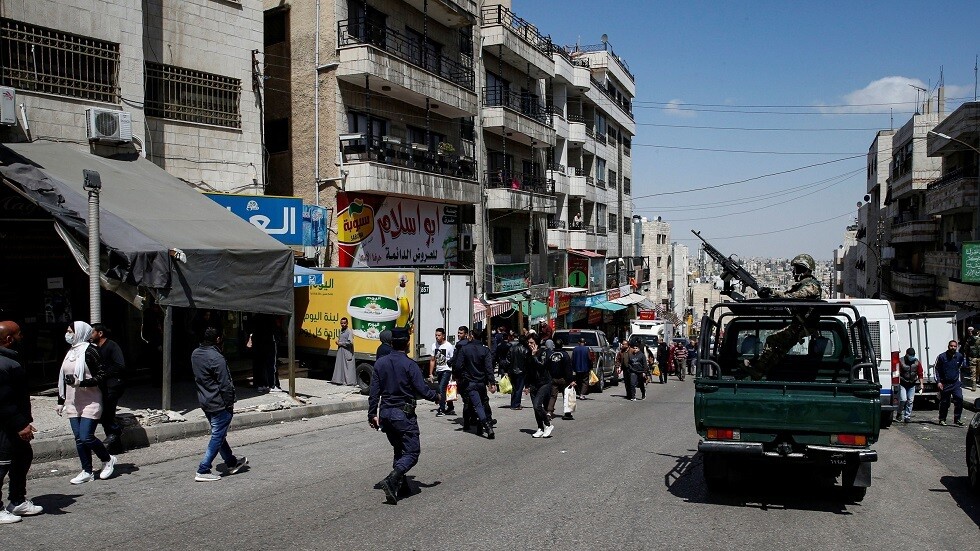 الأردن: قد نضطر لحظر التجوال الشامل