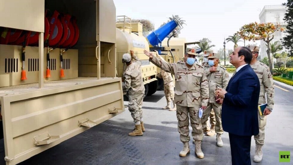 السيسي يتفقد معدات الجيش المصري لمواجهة فيروس كورونا