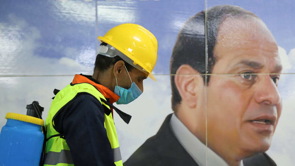 السيسي يراقب المصريين ويحذرهم: 