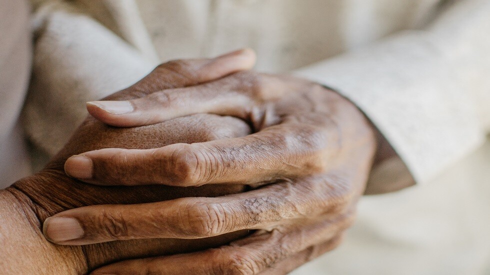 عاشا معا نصف قرن وتوفيا يدا بيد بفارق دقائق فقط بسبب كورونا