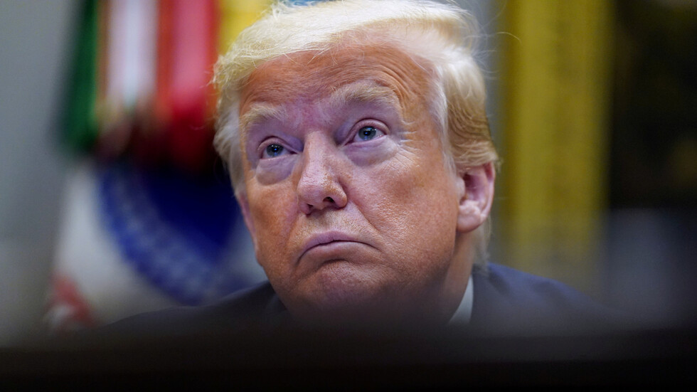 الوباء جعل ترامب ينتبه إلى القمر