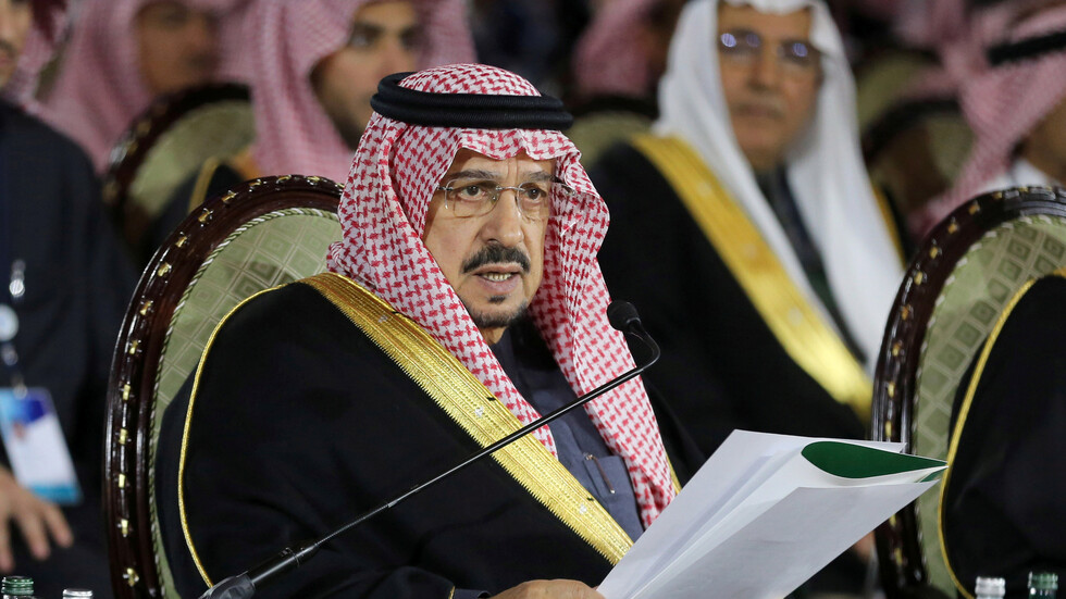 صورة لأمير الرياض "في منزله" بعد تقارير حول نقله للعناية المركزة بسبب "إصابته" بكورونا