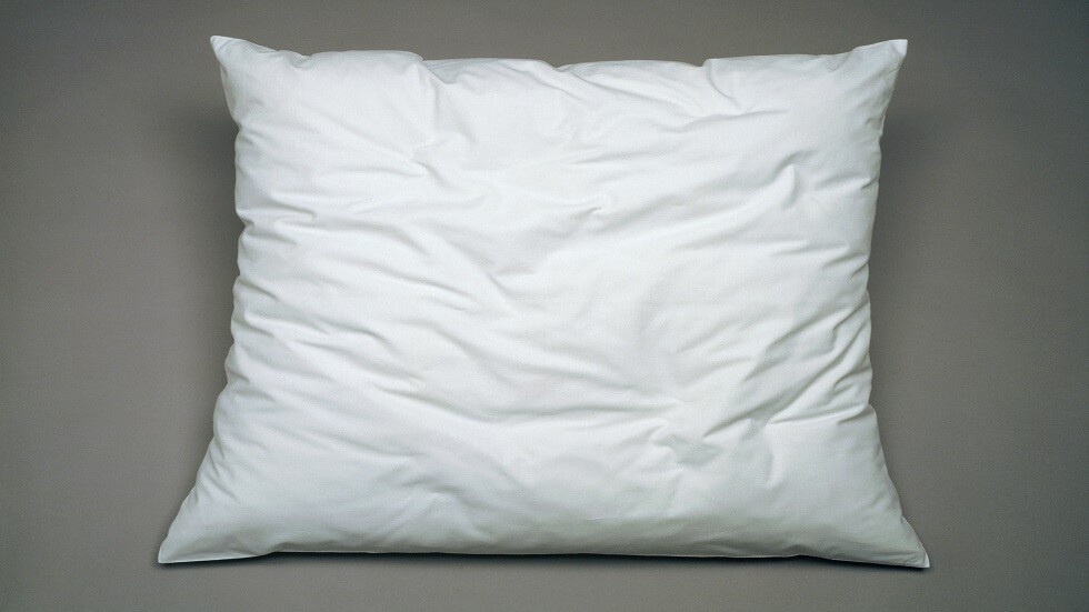 الوسائد تتحول إلى فساتين أنيقة في "تحدي الحجر الصحي" عبر "إنستغرام"