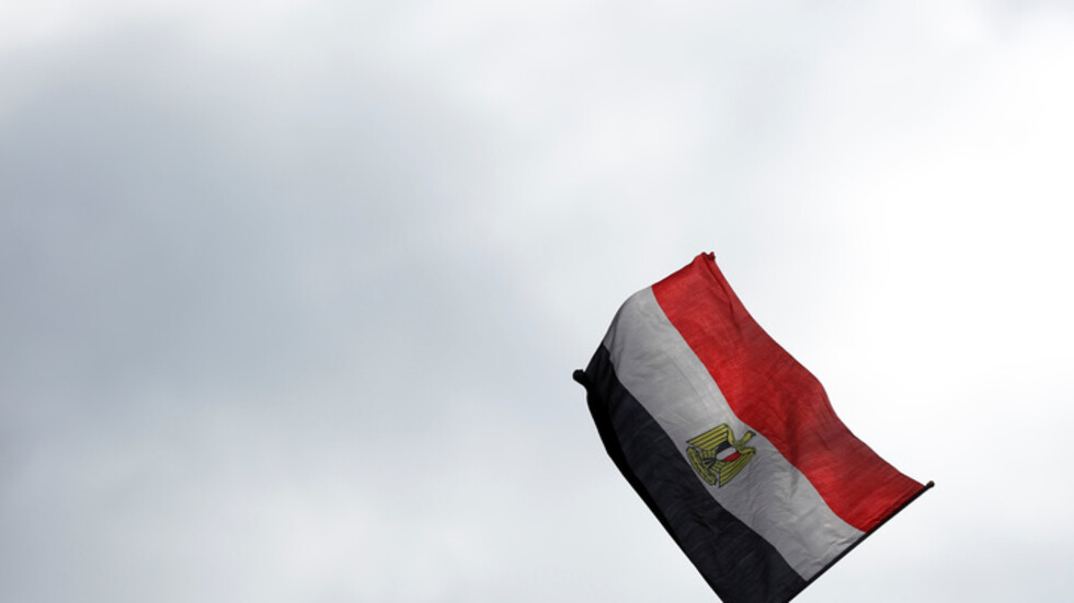 شاهد.. لحظة رفع علم مصر على السلاح الجديد