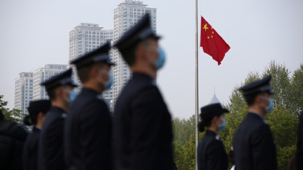 الصين تطلب من الأمريكيين عدم تسييس كورونا وربطه بها وتتمنى أن يهزموا الفيروس