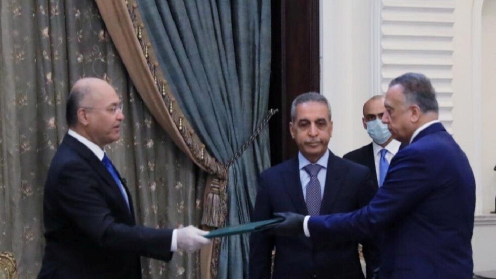 الكاظمي يتعهد بحماية سيادة العراق وحصر الأسلحة بيد الدولة