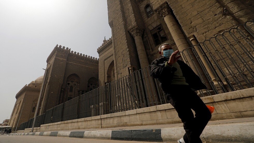 "الإفتاء المصرية": الجمعة 4 ركعات في المنزل ولا يجوز الصلاة خلف خطبة التلفزيون أو الراديو