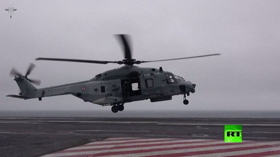 وصول فريق من الأطباء إلى حاملة الطائرات 