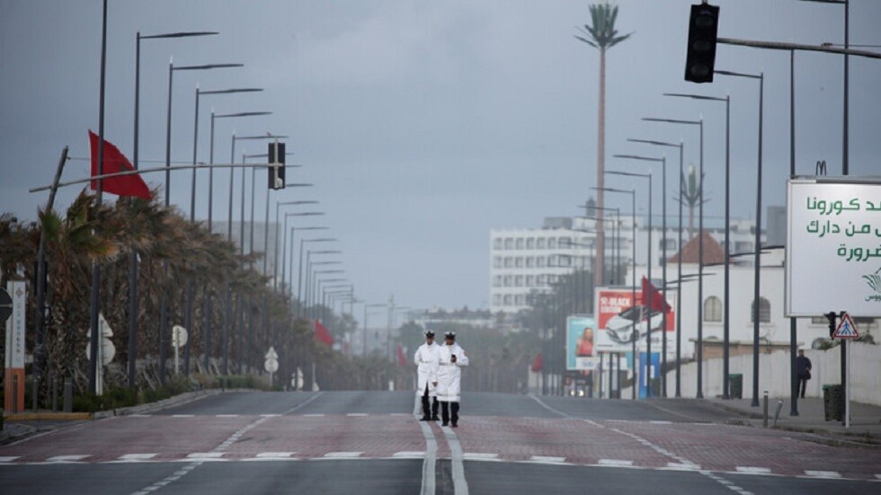 أول تعليق لوزير عربي تعافى من كورونا (صور)