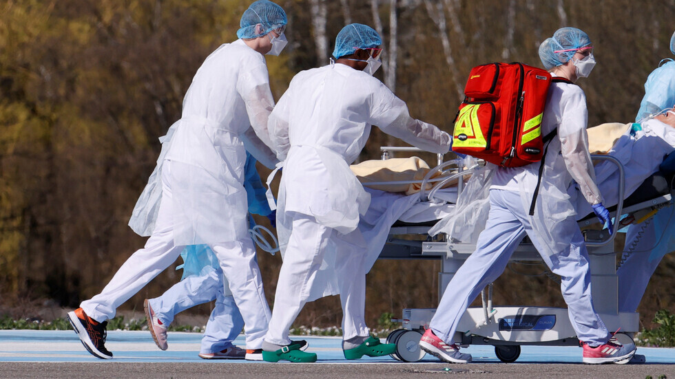 عالم فيروسات يحذر من خطر موجات متلاحقة لوباء كورونا