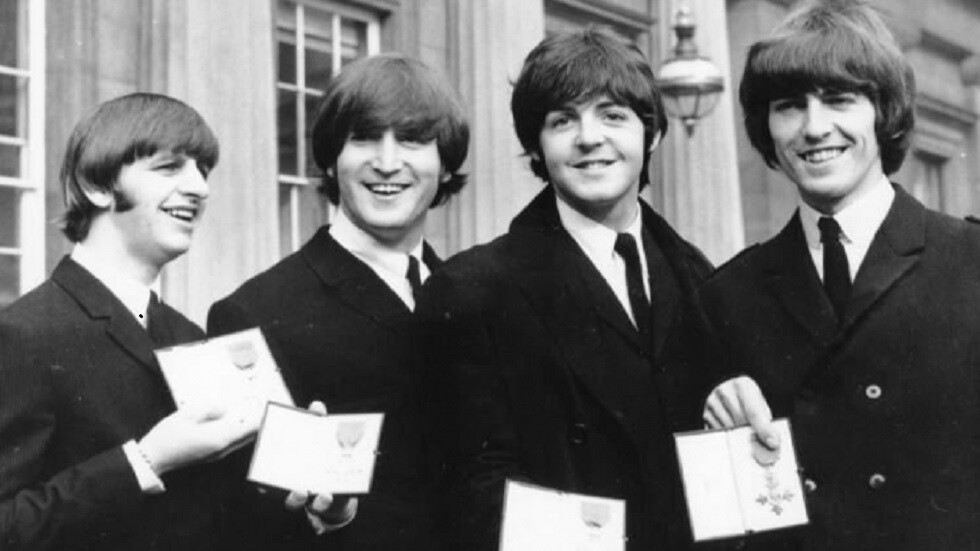 بيع مخطوطة يتيمة عليها كلمات أغنية 