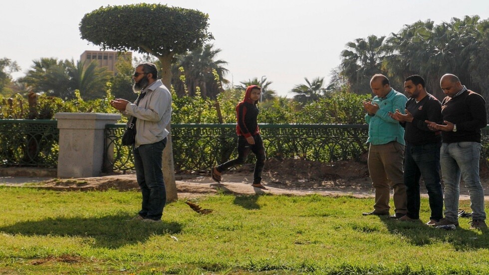 مصر تفرض قيودا على صلاة الجنازة بسبب تفشي فيروس كورونا