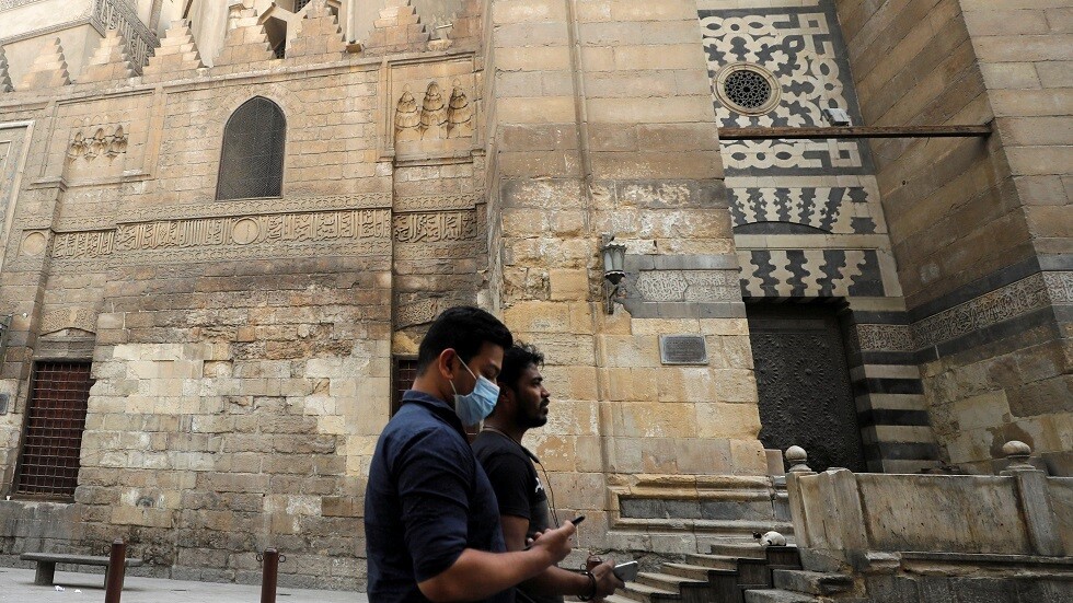 الجيش المصري يوزع الكمامات على المواطنين مجانا (صور)